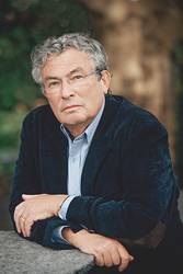 Charles Lewinsky (Beschreibung: Portrait von Mall mit grauen, kurzen Haaren; Brille und dunkelblaues Jaket)