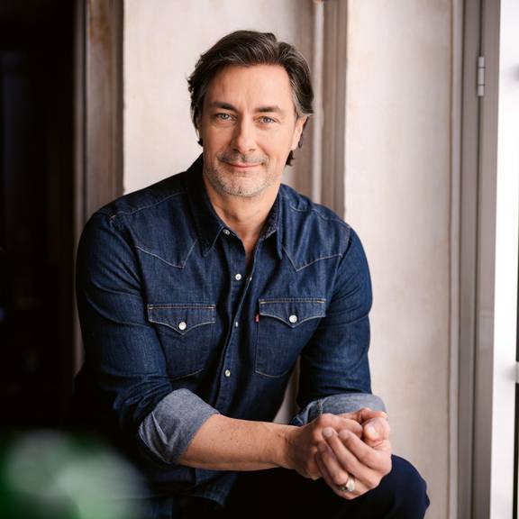 Marco Schreyl (Beschreibung: Mann mit kurzen, dunklen Haaren und Jeanshemd blickt in Kamera)